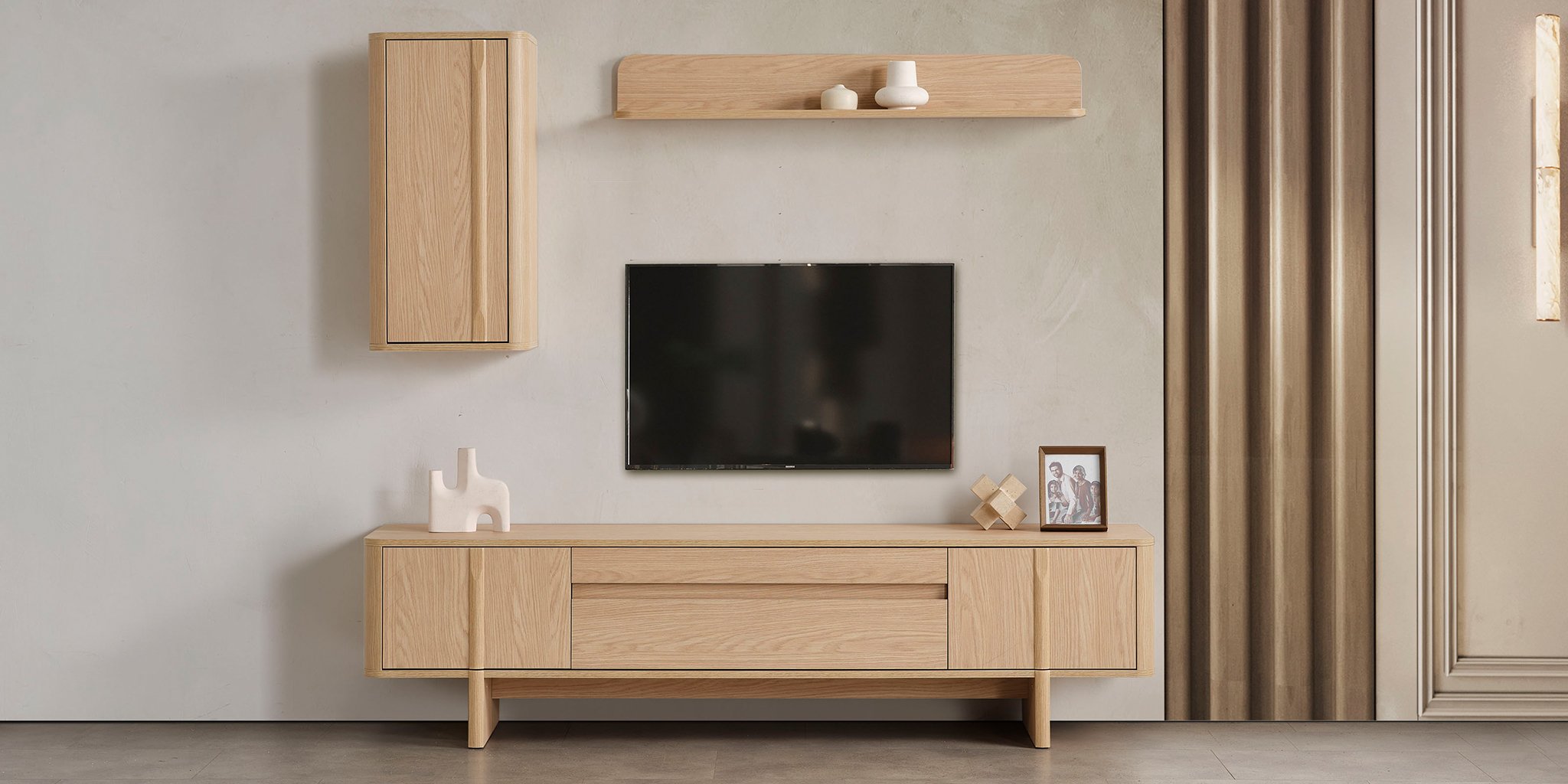 Modern açık renk ahşap Star Tv Ünitesi, duvara monte dolap ve rafıyla minimalist bir yaşam alanı sunar. İnegöl mobilya modelleri arasında şık bir seçim.
